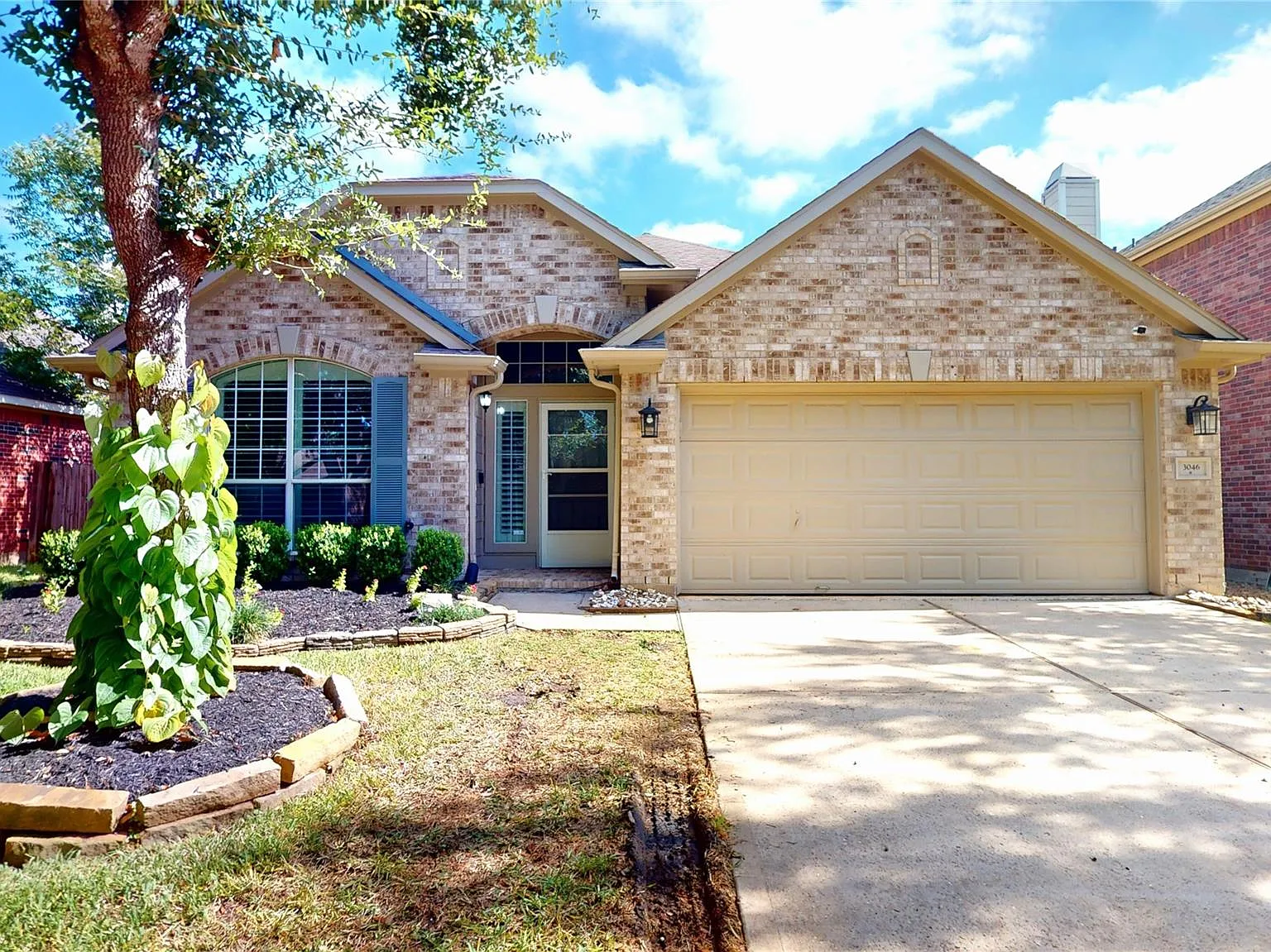 3 bed, 2.0 bath, 1936 sqft, $2,420 — Photo 1