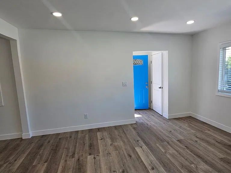 2309 Vanderbilt Ln #E — Photo 2