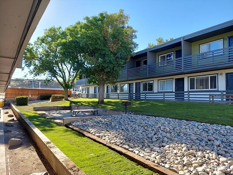 Creekside Townhome Apartments — Photo 7