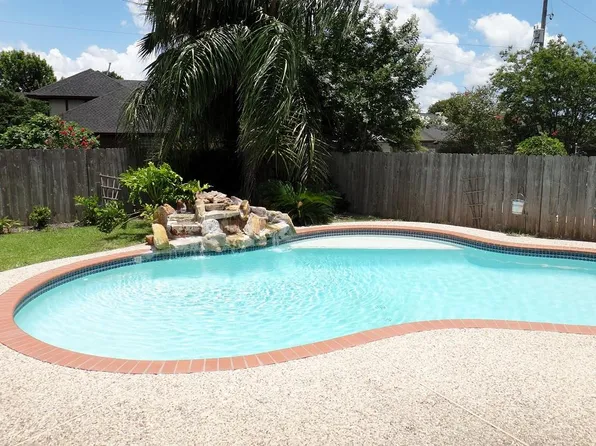 2871 Community Dr, Alvin, TX 77511