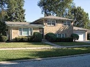 819 S Waverly Pl, Mount Prospect, IL 60056