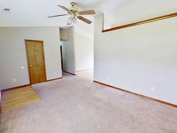 4th image of 1043 Shirley Dr