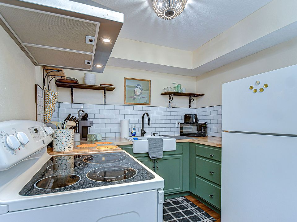Fully equipped kitchen with everything you need to make a large or small meal