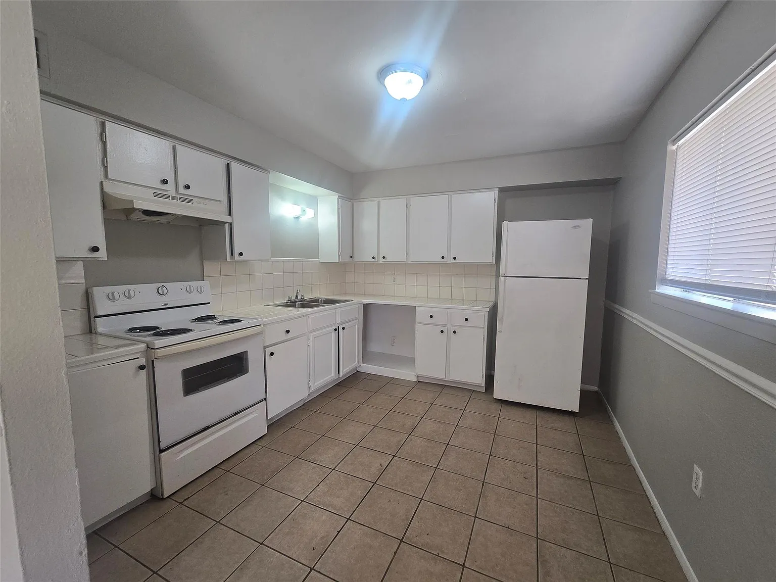 2 bed, 1.0 bath, 726 sqft, $1,000 — Photo 1