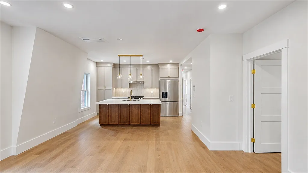 3 bed, 2.0 bath, 1331 sqft, $4,800 — Photo 4