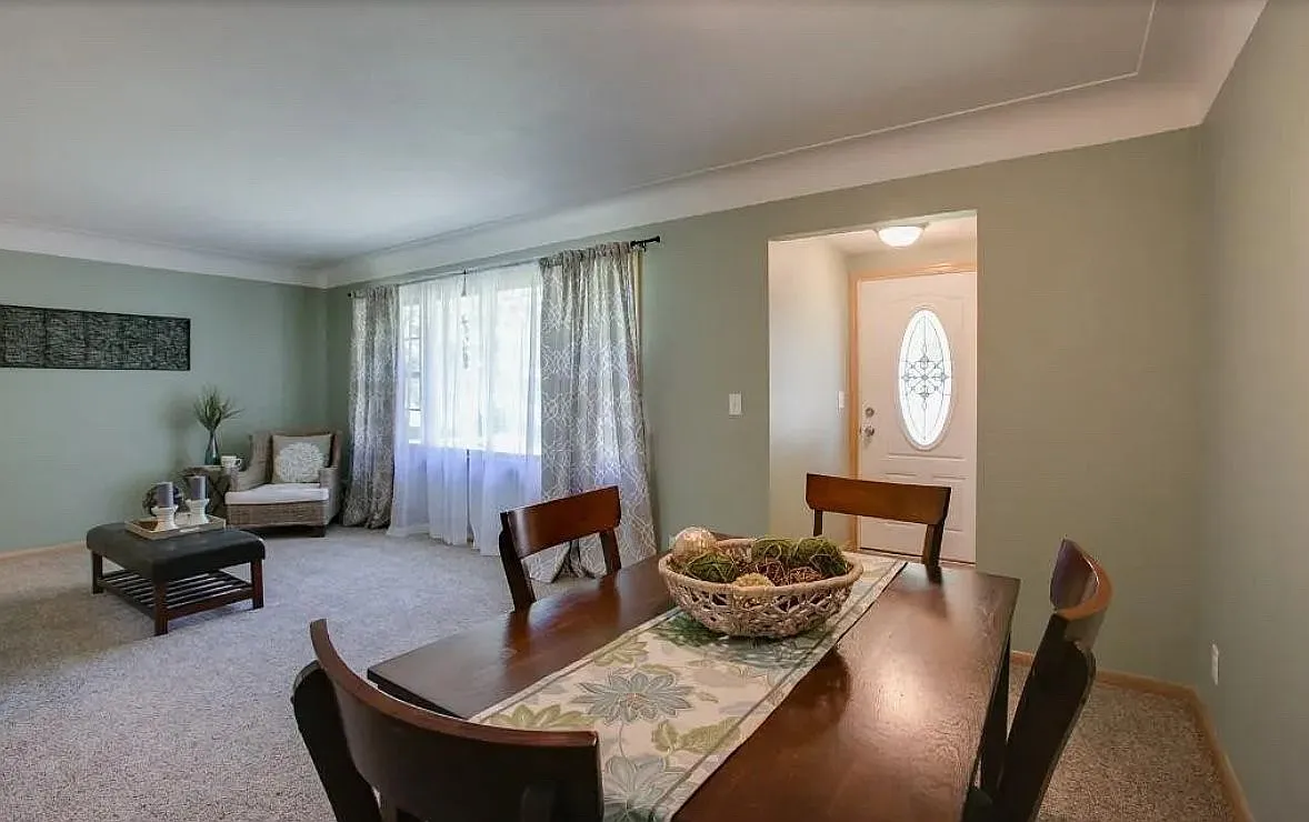 4 bed, 2300 sqft, $2,595 — Photo 2