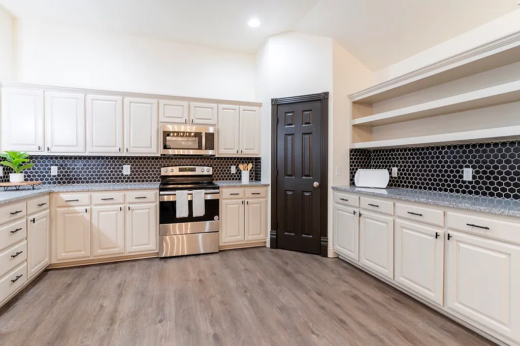 3 bed, 2.0 bath, 2160 sqft, $3,000 — Photo 3
