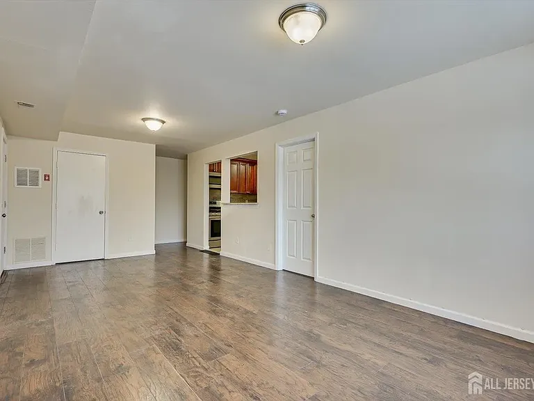 342 College Dr — Photo 5