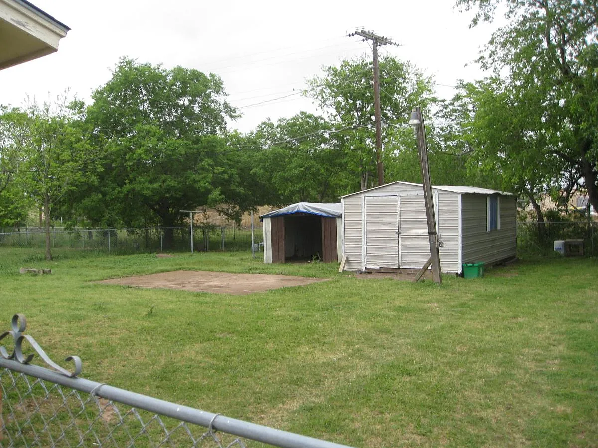 3 bed, 1300 sqft, $1,850 — Photo 2