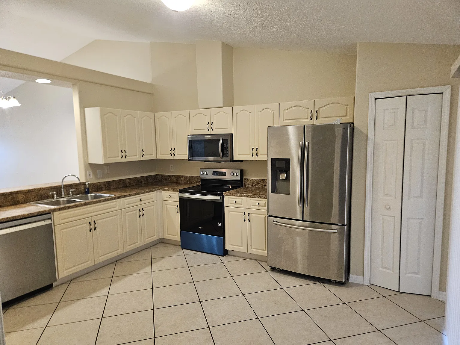 3 bed, 1360 sqft, $1,600 — Photo 2