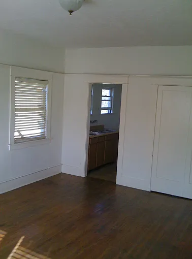 2209 E 10th St — Photo 8