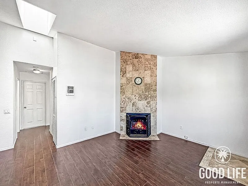 2 bed, 2.0 bath, 795 sqft, $2,595 — Photo 2