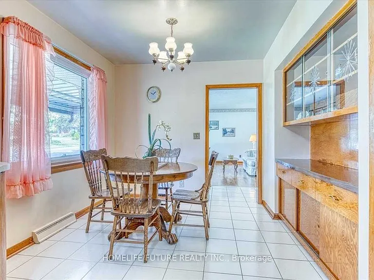 581 Gibbons St — Photo 8
