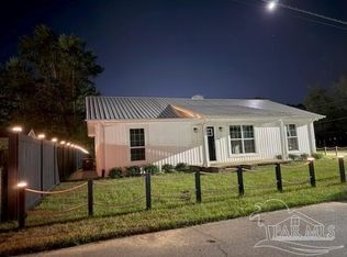 31 W Cottage St, Century, FL 32535