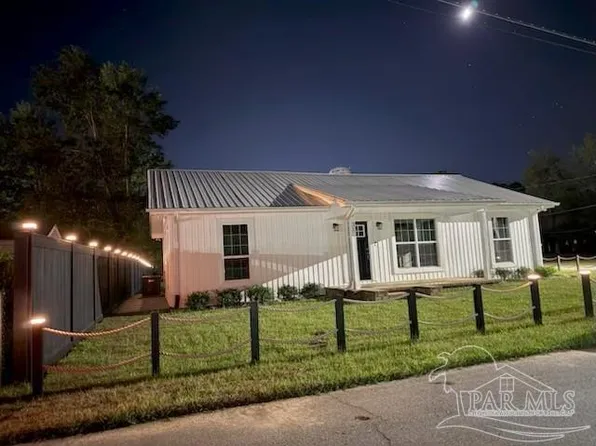 31 W Cottage St, Century, FL 32535