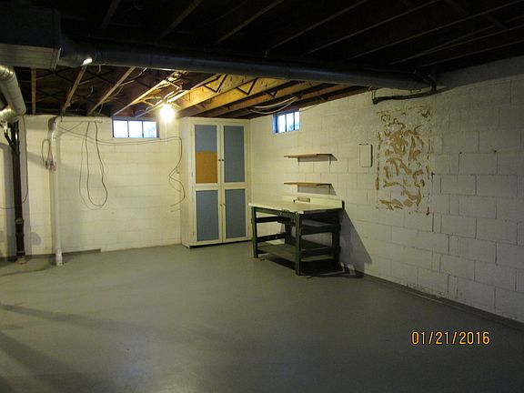 5th image of 220 E 21st St