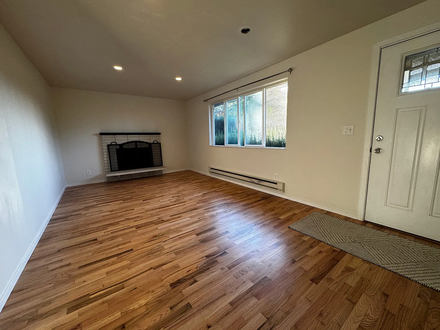 3 bed, 900 sqft, $2,650 — Photo 3