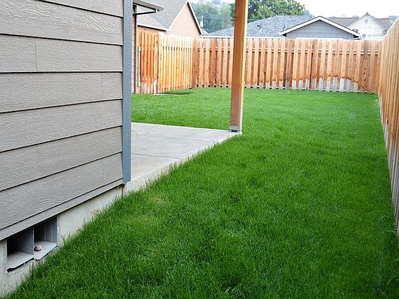 FENCED YRD BACK PATIO