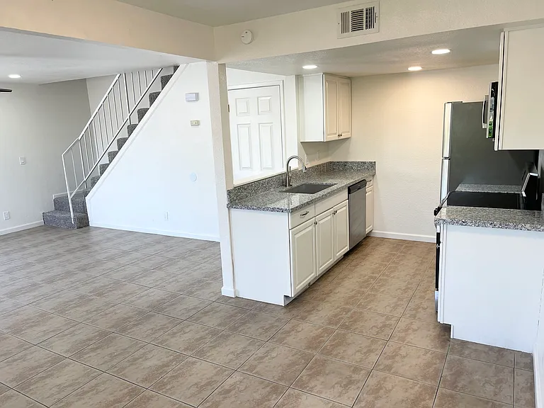 2144 Hickory Way #C — Photo 6