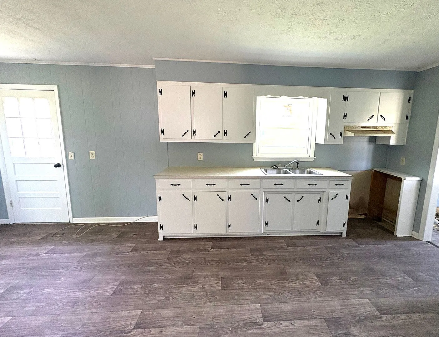 3 Bedroom Home With Carport! — Photo 4
