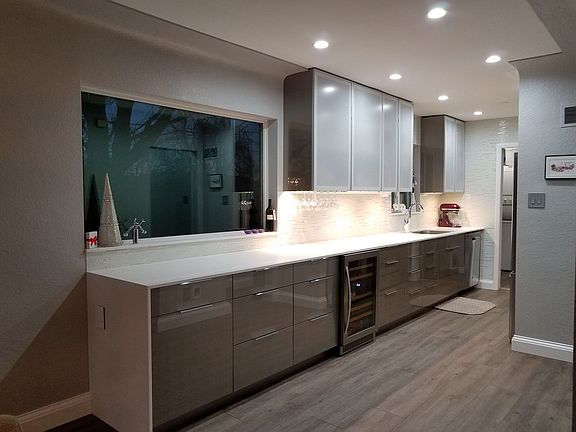 Kitchen and Beverage Center