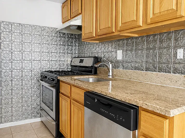 116 E 31st St #2F — Photo 3