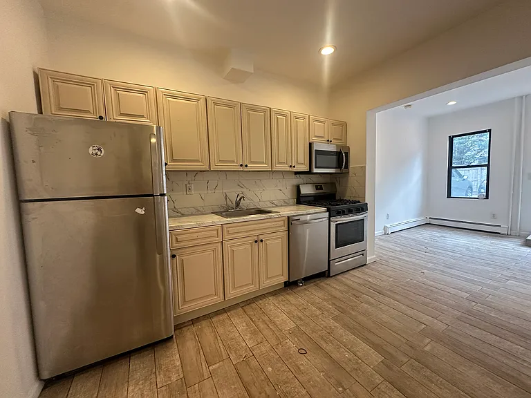 8 Lafayette St #6 — Photo 3