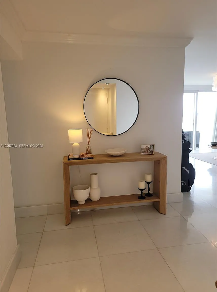 Commodore Club South Condo — Photo 4