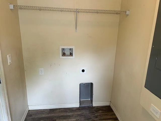 2311 Chestnut Hills Dr — Photo 4