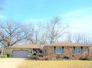 1806 Saint Clair Dr, Pekin, IL 61554