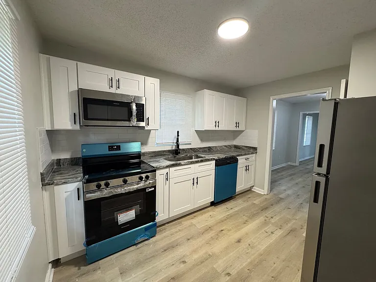 2109 Albany St — Photo 2