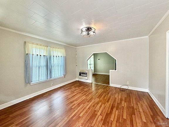 3rd image of 842 Titi St