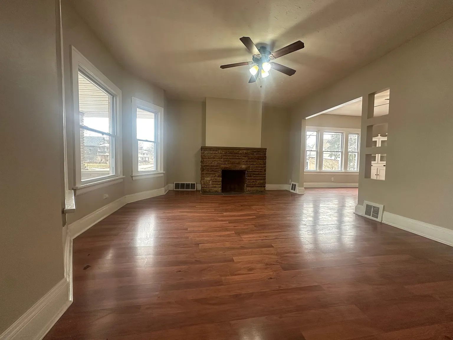 Freshly Renovated 2-Bedroom Lower Unit in North Collinwood Move-In Ready — Photo 2