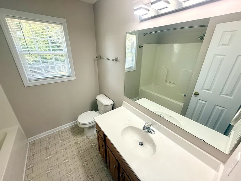 81 Essex Ct W — Photo 18