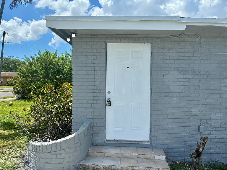 605 NW 9th Ave — Photo 3
