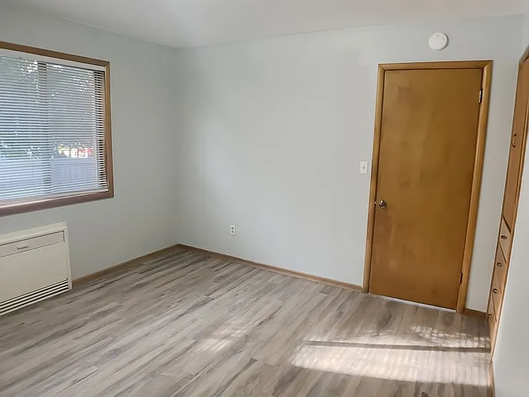 1026 E Front Ave — Photo 3