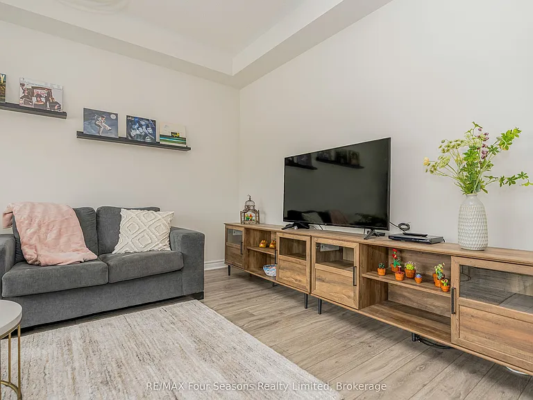 40 Kirby Ave — Photo 3
