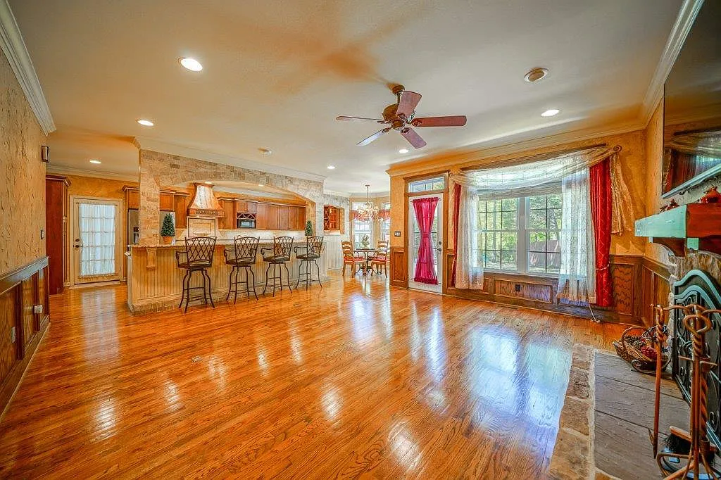 4 bed, 3800 sqft, $2,900 — Photo 3