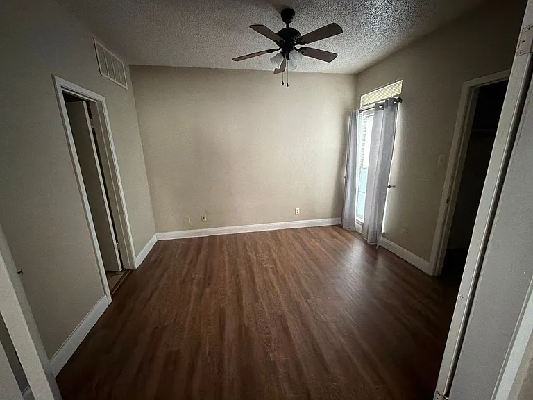4316 Swiss Ave — Photo 2