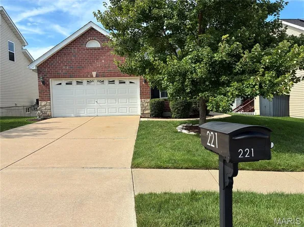 221 Stone Run Blvd, Wentzville, MO 63385
