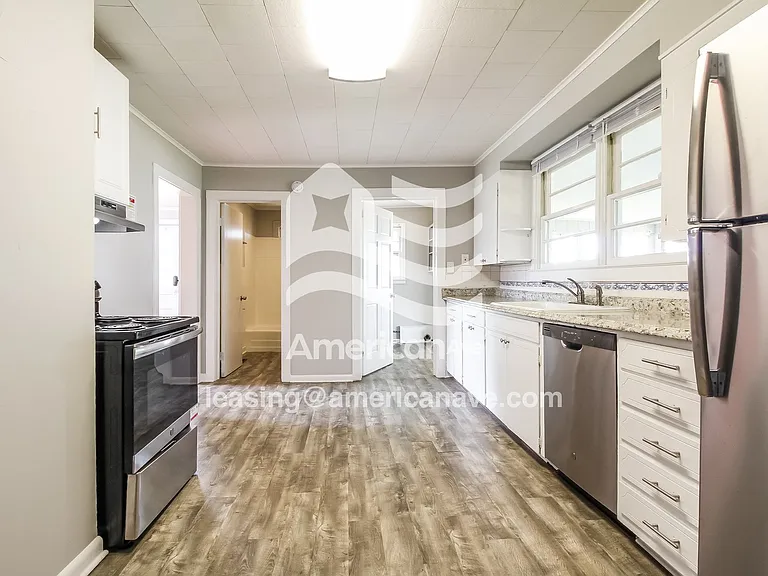 2065375_006_kitchen_7.jpg