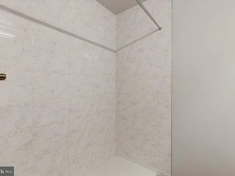 6th Pl NE — Photo 27