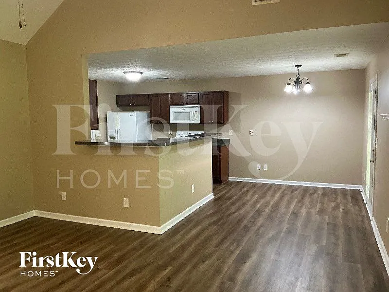 3 bed, 2.0 bath, 1213 sqft, $2,135 — Photo 3