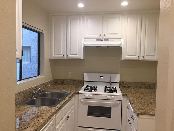 2nd image of 519 Palm Dr APT 3
