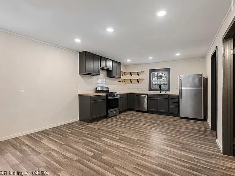 211 W Houston St — Photo 3