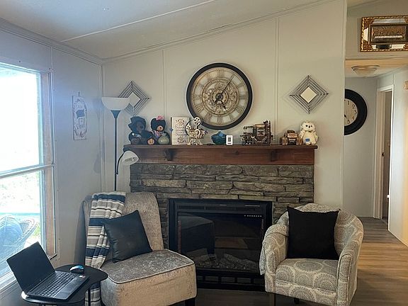 4th image of 140 Honeydew Ln