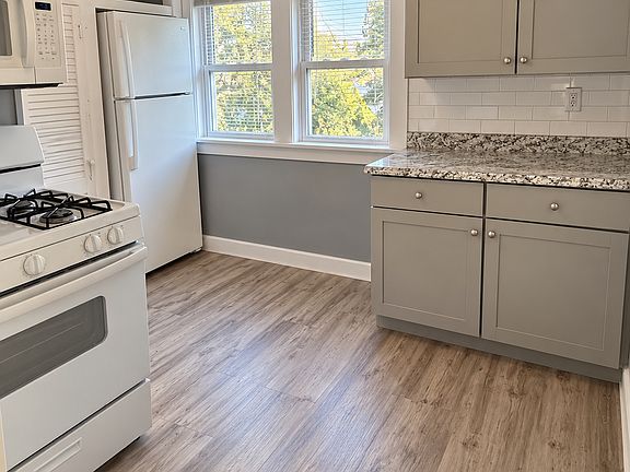 3rd image of 210 Endicott St N #B