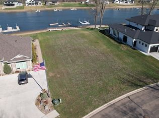 2819 Shoreline Cir, Bismarck, ND 58504