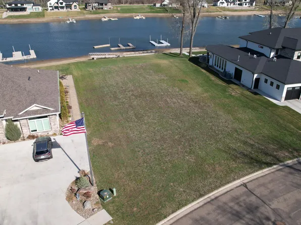 2819 Shoreline Cir, Bismarck, ND 58504