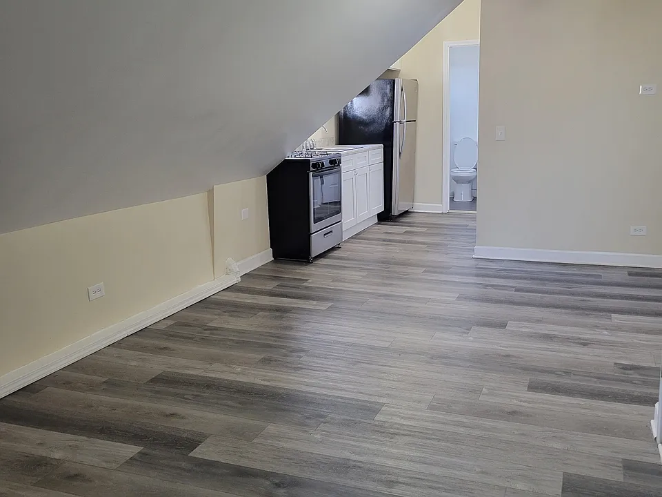 2219 S Oakley Ave #4R